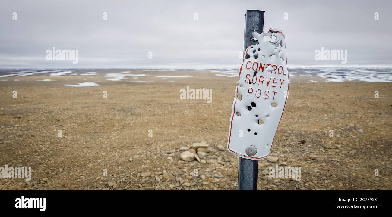 Schild voller Einschusslöcher in Resolute, Arktisches Kanada Stockfoto