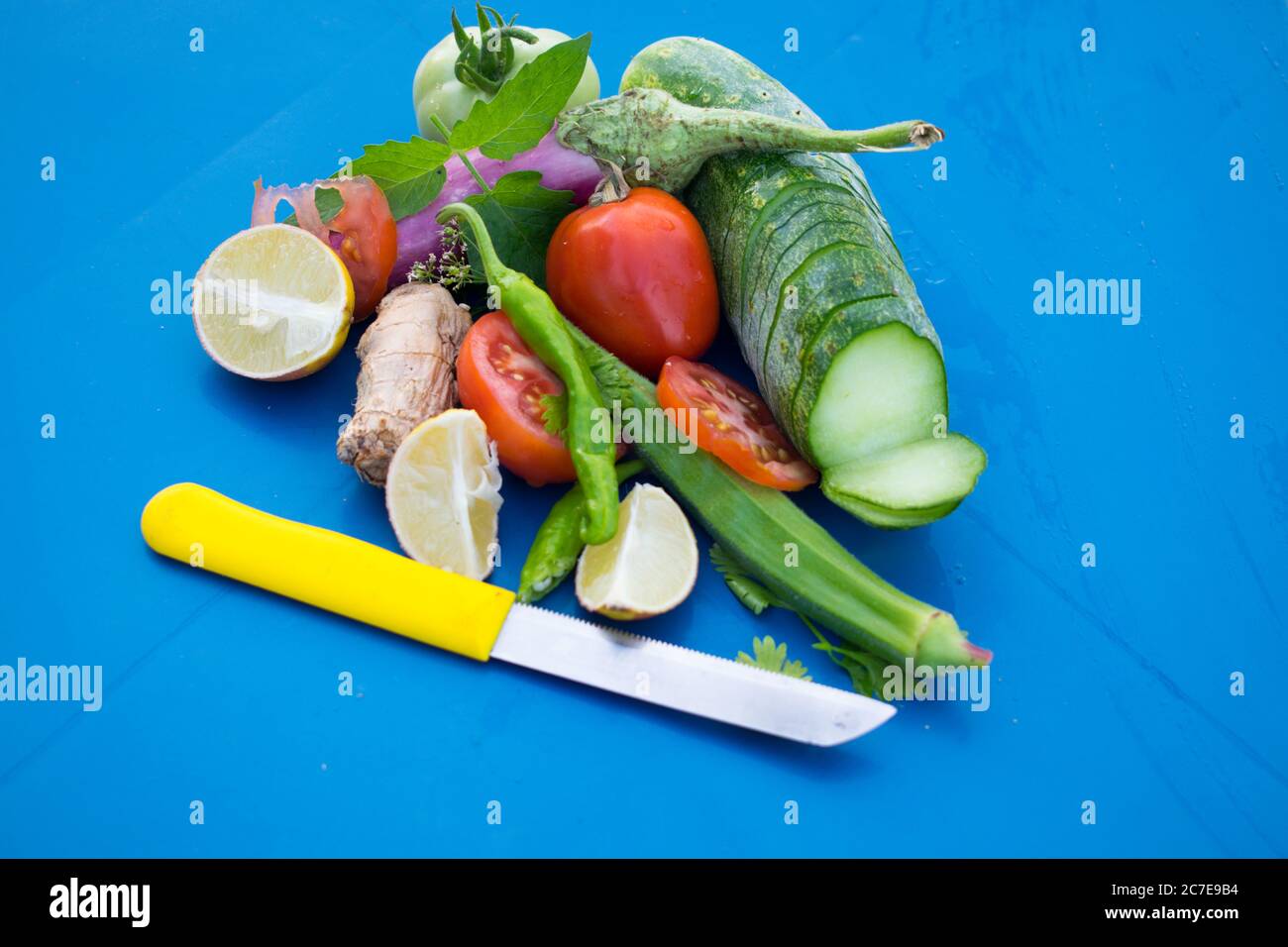 Vegane gesunde Ernährung Konzept für eine ballaststoffreiche Ernährung mit Gemüse. Lebensmittel mit hohem Gehalt an Antioxidantien & Vitaminen. Immunantwort. Flach liegend. Stockfoto