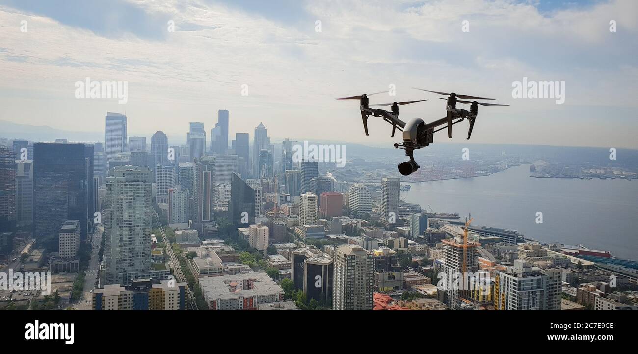 Eine Drohne, die hoch über der Stadt Seattle fliegt Stockfoto