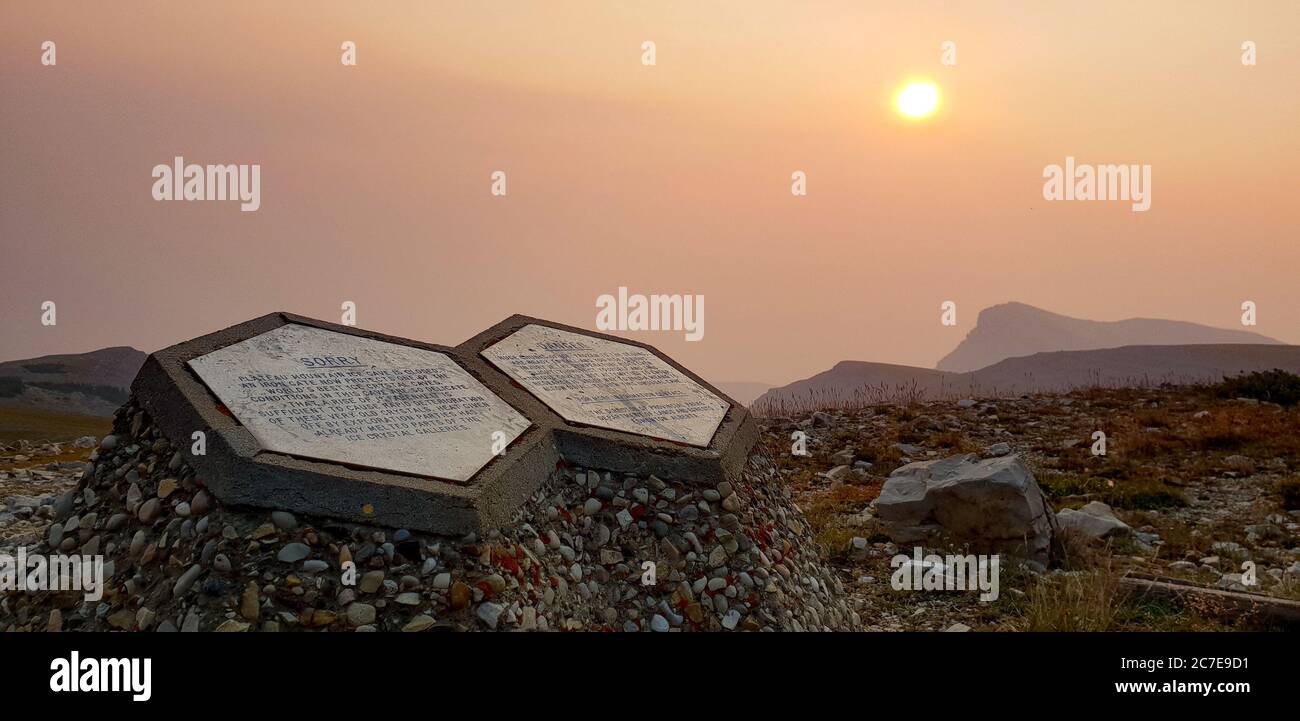 Ein Schild mit den Worten "sorry" und "Danger" mit einer roten Sonne im Hintergrund Stockfoto