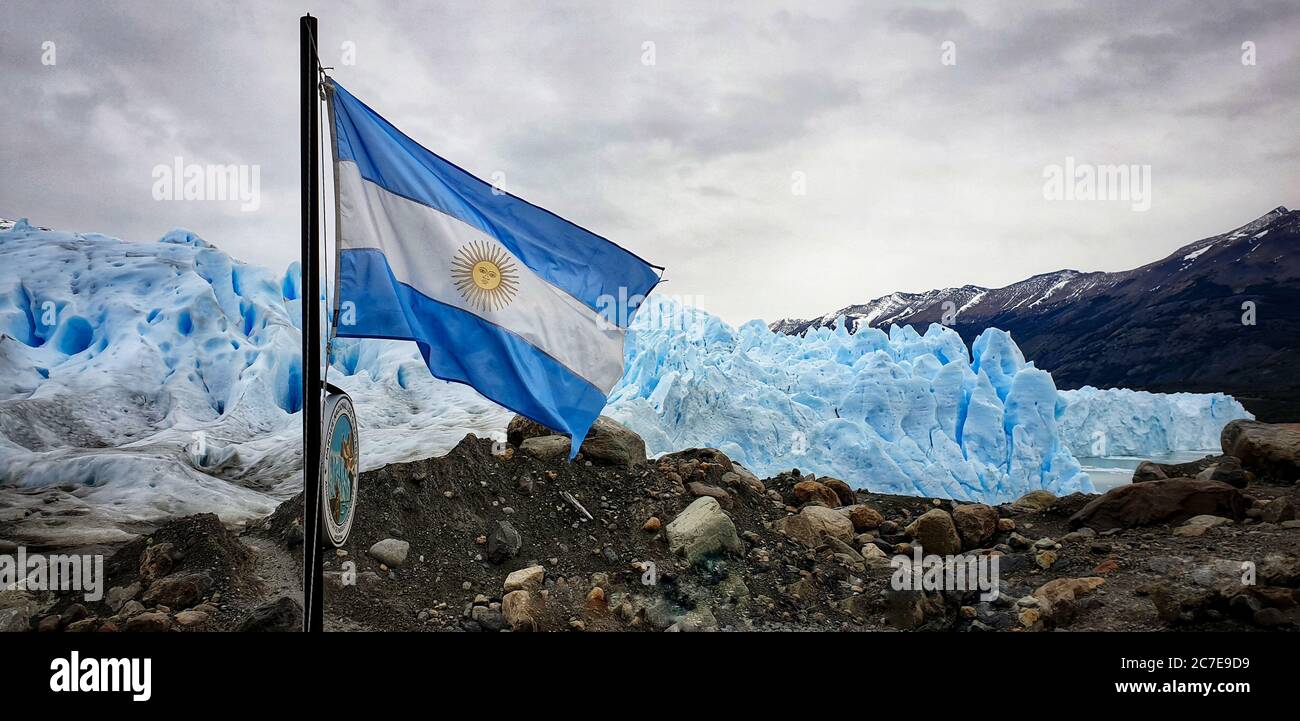 Argentia Flagge vor dem Perito Moreno Gletscher Stockfoto