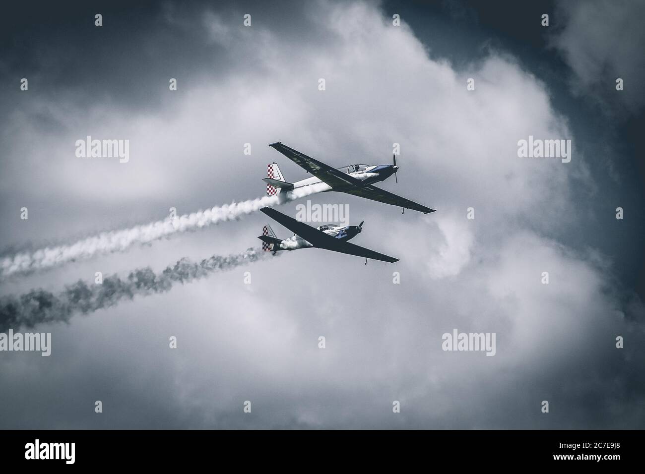 Zwei Flugzeuge, die eine wunderschöne Flugshow mit Rauch unter machen Der atemberaubende wolkige Himmel Stockfoto