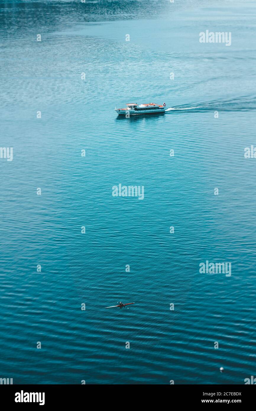 Vertikale Aufnahme eines Schiffes auf dem schönen Meer während Tagsüber - perfekt für einen kühlen Hintergrund Stockfoto