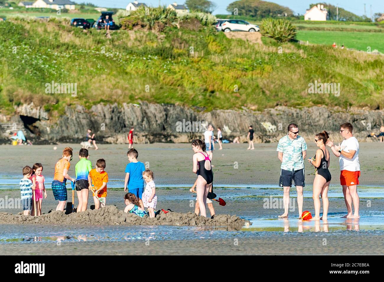 Inchydoney, West Cork, Irland. Juli 2020. Inchydoney war ein Ort der Aktivität heute Abend, da viele Einheimische und Touristen am Strand abstiegen, um das Beste aus dem guten Wetter zu machen. Quelle: AG News/Alamy Live News Stockfoto