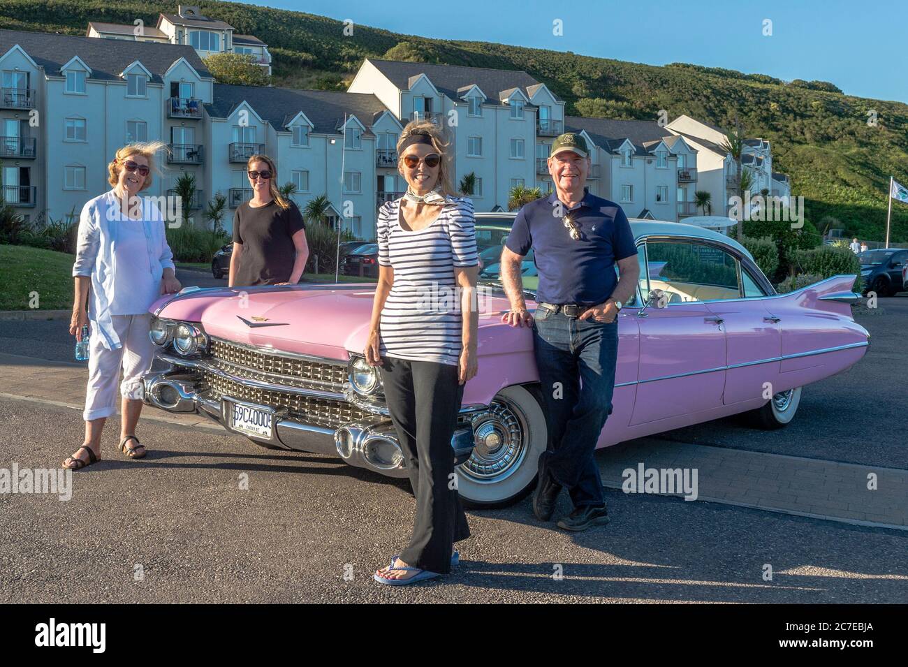 Inchydoney, West Cork, Irland. Juli 2020. Ein Pink Cadillac 1959 war heute ein Überraschungsgast am Inchydoney Beach in West Cork. Mit dem Auto sind Helen Allcorn, Blarney; Mim ward, Australien, Fahrzeugbesitzer Olwen Venn und ihr Mann Douglas, beide aus Blarney. Quelle: AG News/Alamy Live News Stockfoto