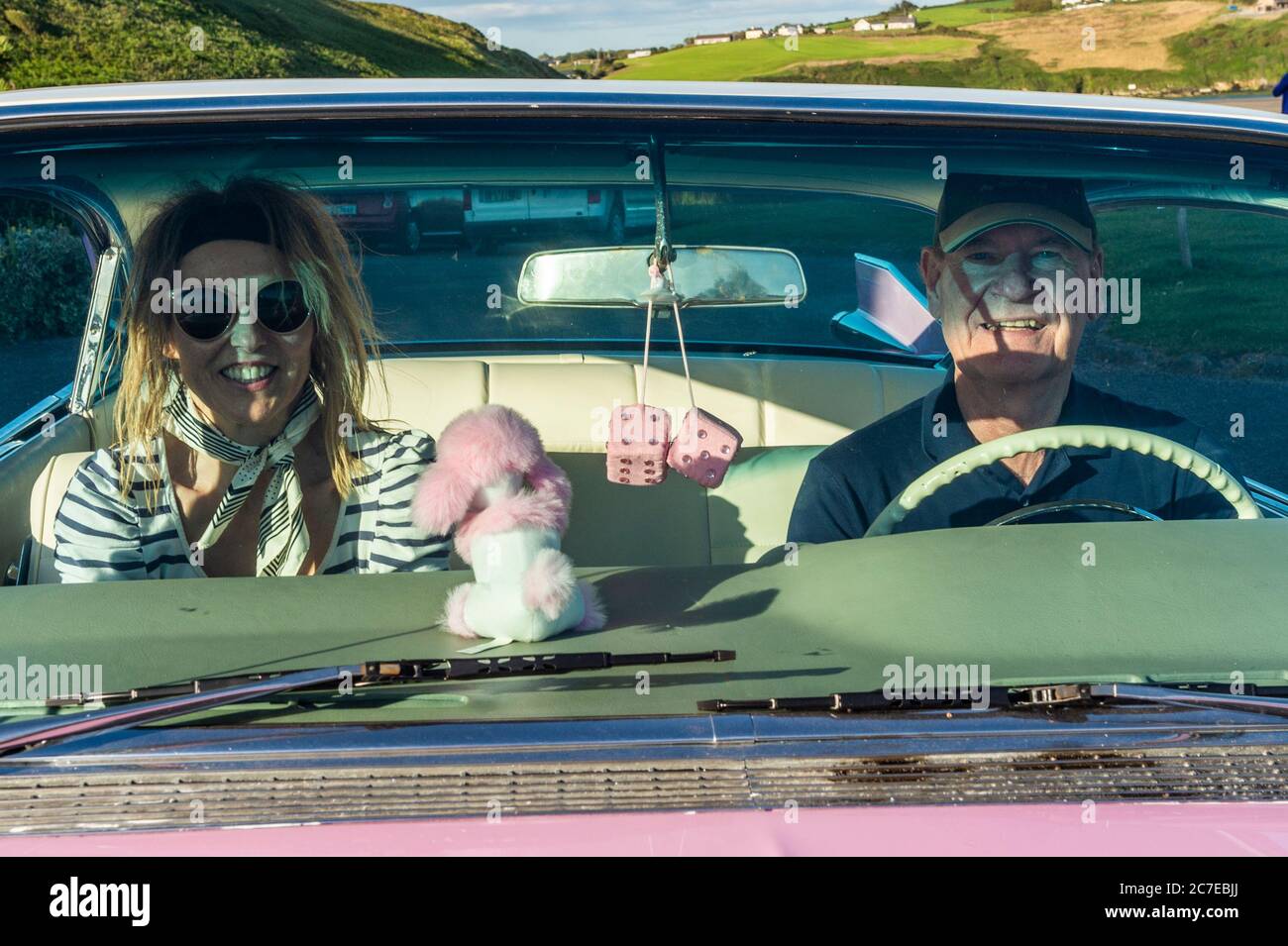 Inchydoney, West Cork, Irland. Juli 2020. Ein Pink Cadillac 1959 war heute ein Überraschungsgast am Inchydoney Beach in West Cork. Mit dem Auto sind Fahrzeugbesitzer Olwen Venn und ihr Mann Douglas, beide aus Blarney, abgebildet. Quelle: AG News/Alamy Live News Stockfoto