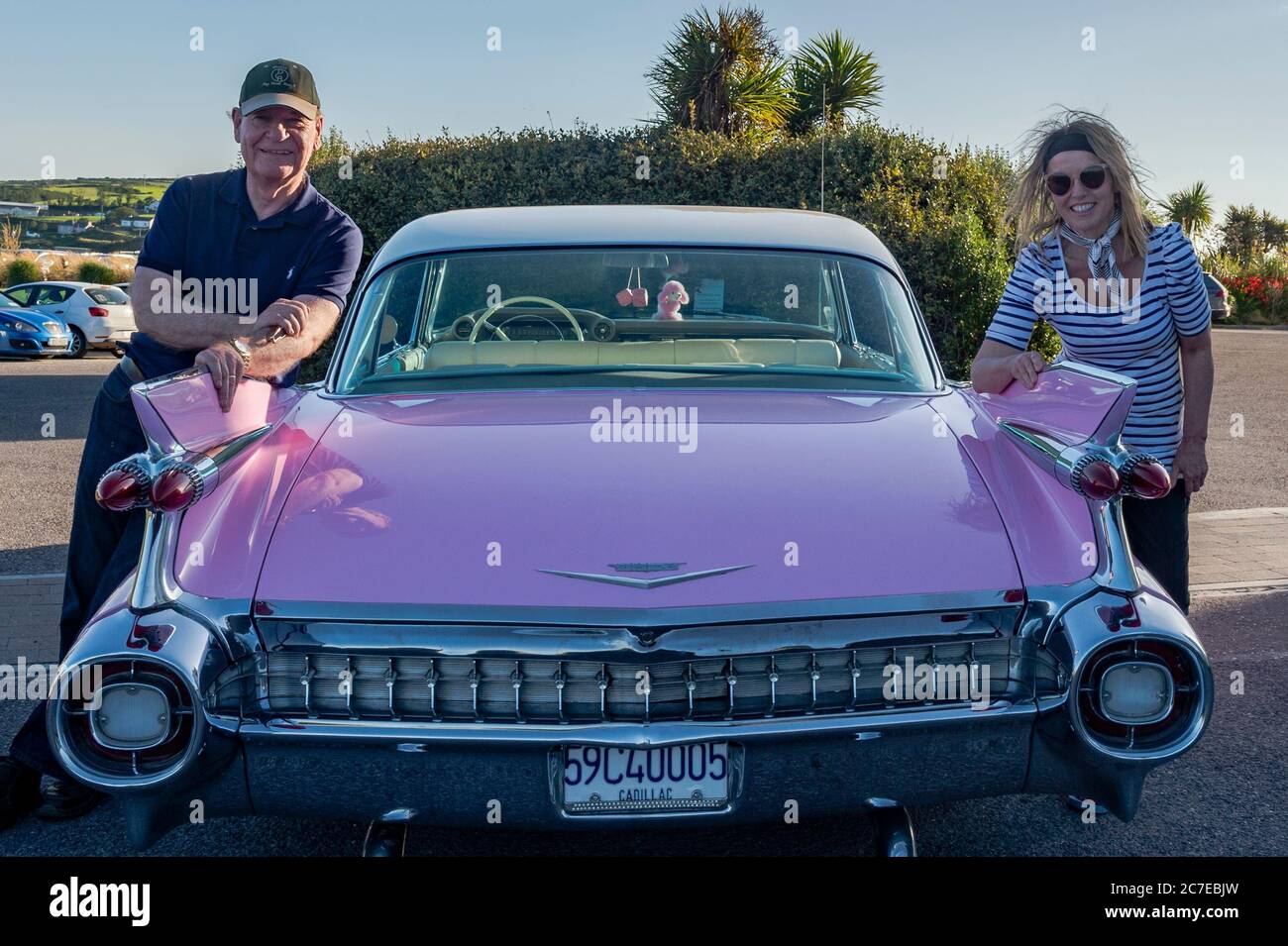 Inchydoney, West Cork, Irland. Juli 2020. Ein Pink Cadillac 1959 war heute ein Überraschungsgast am Inchydoney Beach in West Cork. Mit dem Auto sind Fahrzeugbesitzer Olwen Venn und ihr Mann Douglas, beide aus Blarney, abgebildet. Quelle: AG News/Alamy Live News Stockfoto