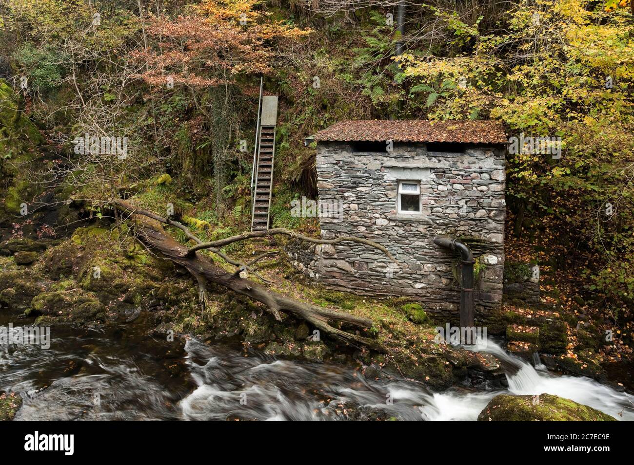Kleine Wasserkraftanlage am Fluss Brithay, Lake District, Großbritannien Stockfoto