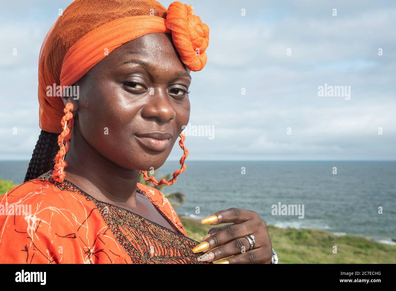 African Woman from Ghana steht an einem Aussichtspunkt in Takoradi Ghana Westafrika Stockfoto