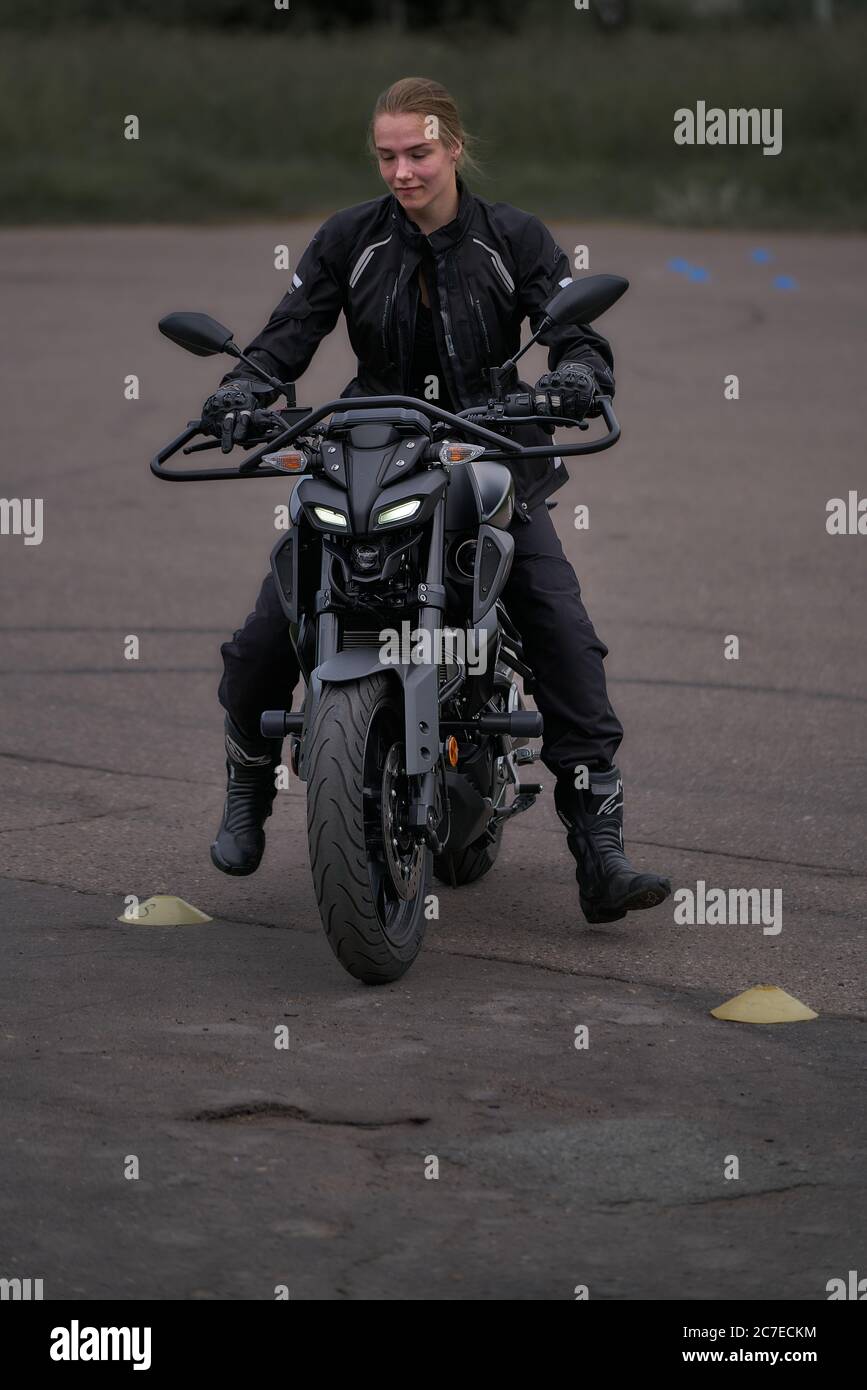 25-05-2020 Riga, Lettland. Motorradfahrer fährt auf Straße, Vorderansicht, Nahaufnahme. Stockfoto