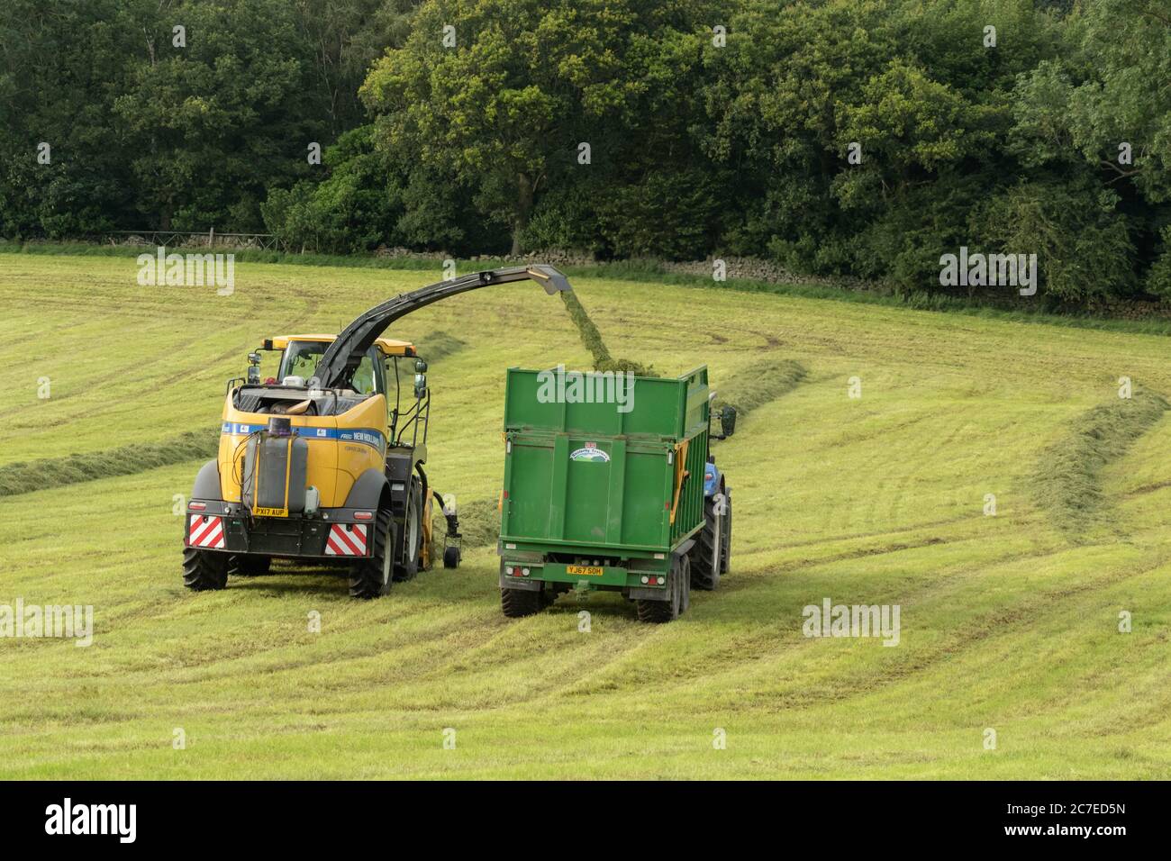 Landwirtschaftliche Fahrzeuge sammeln Silage auf einem Yorkshire-Bauernhof in England, Großbritannien Stockfoto