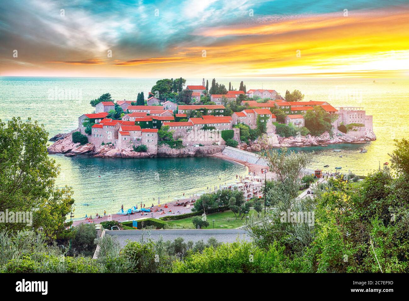 Luftaufnahme der Insel Sveti Stefan von der Kirche St. Aussichtspunkt Sava. Lage: st. Sava Kirche, Montenegro, Balkan, Adria, E Stockfoto