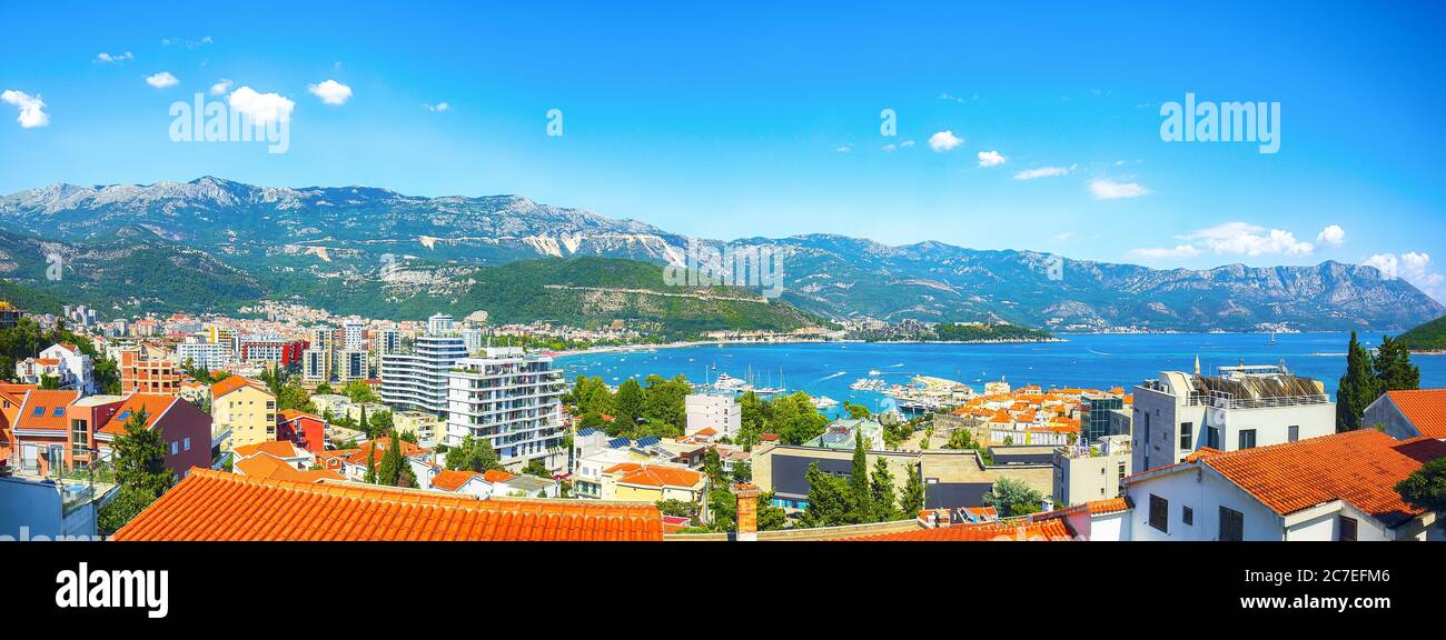 Panorama-Sommer-Blick auf die Adriaküste und Budva Stadt mit vielen alten und modernen Häusern. Ort: Budva, Montenegro, Balkan, Europa Stockfoto