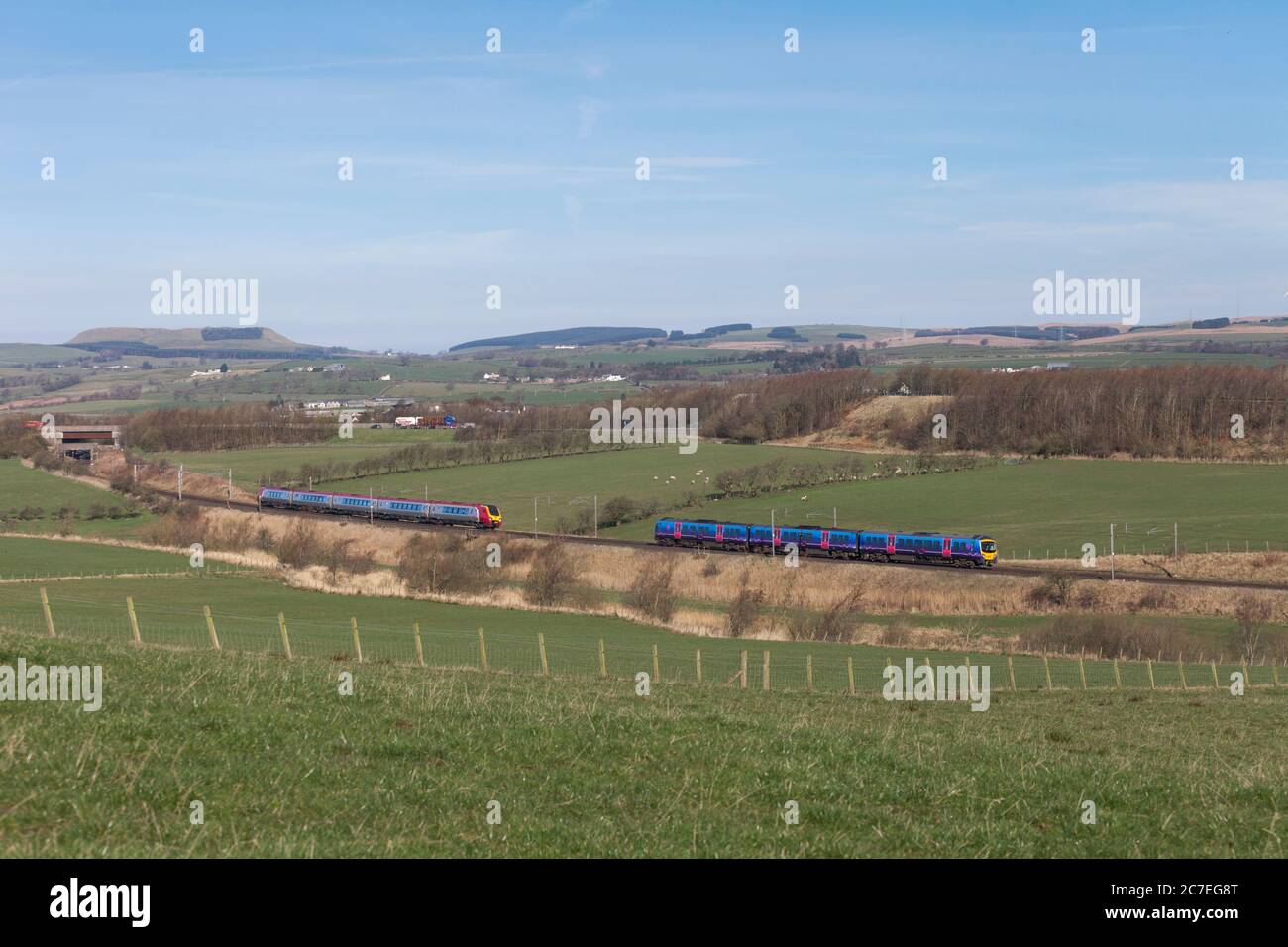 Virgin West Coast und erste TransPennine Express Diesel Züge auf der elektrifizierten Westküste Hauptlinie Stockfoto