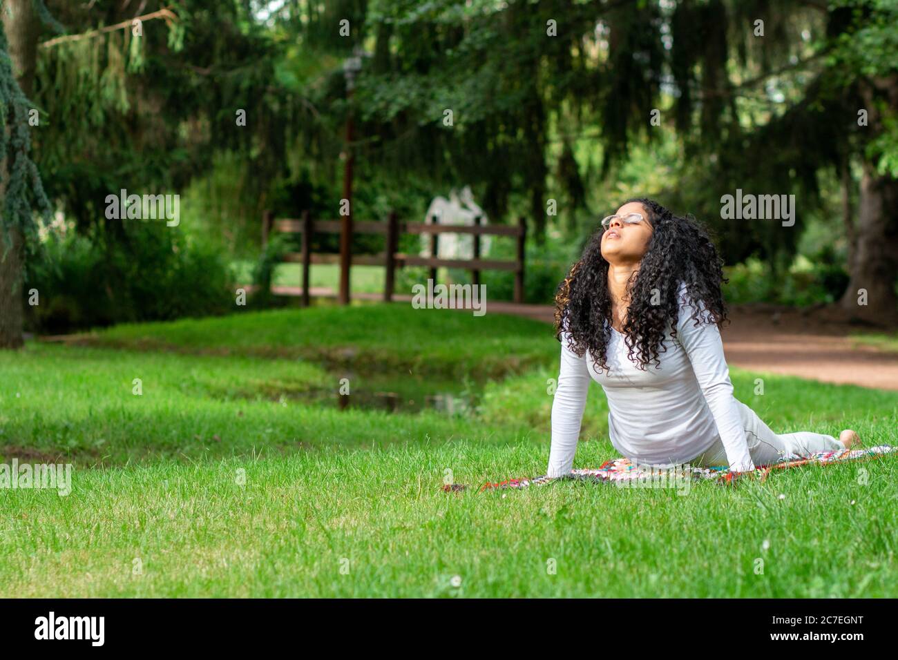 joven mujer haciendo Yoga en el parque Stockfoto