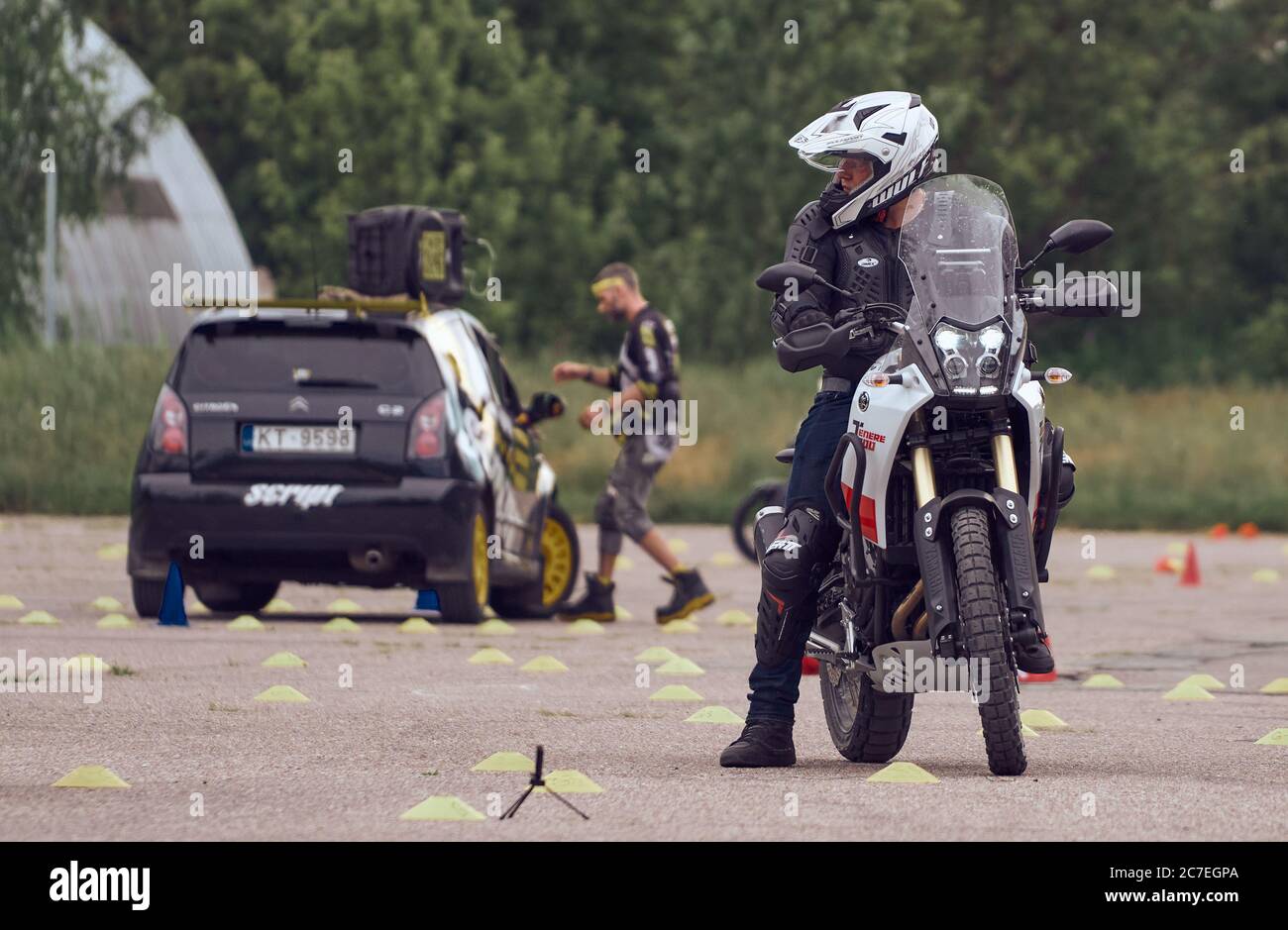 25-05-2020 Riga, Lettland. Motorradfahrer fährt auf Straße, Vorderansicht, Nahaufnahme. Stockfoto