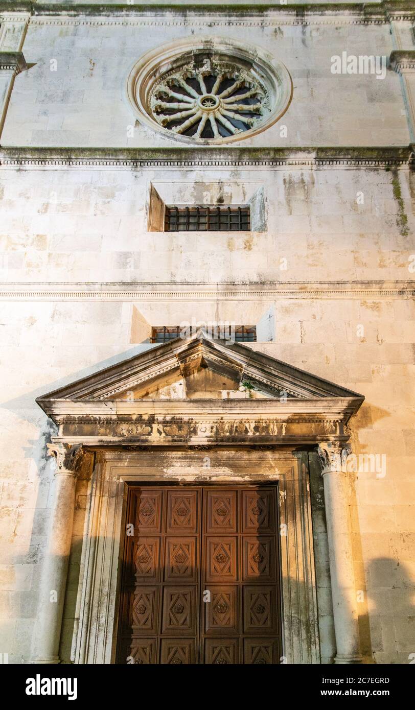 Die Fassade der St. Mary's Church (Kloster), die reich verzierte hölzerne Tür und Rose Fenster typisch für die romanische Zeit hat. Zadar, Dalmatien, Kroatien Stockfoto