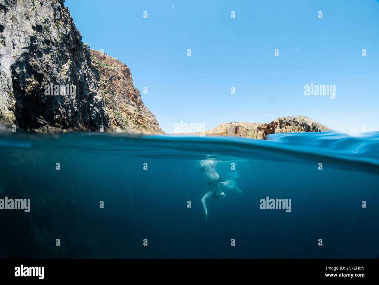 Schöne Mädchen schwimmen und freitauchen in der blauen kristallklaren mittelmeer Stockfoto