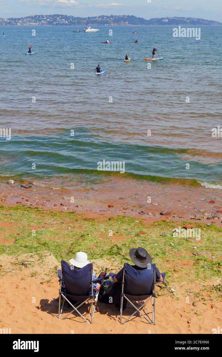 Menschen genießen Sommerurlaub an der Süddevon Küste Stockfoto