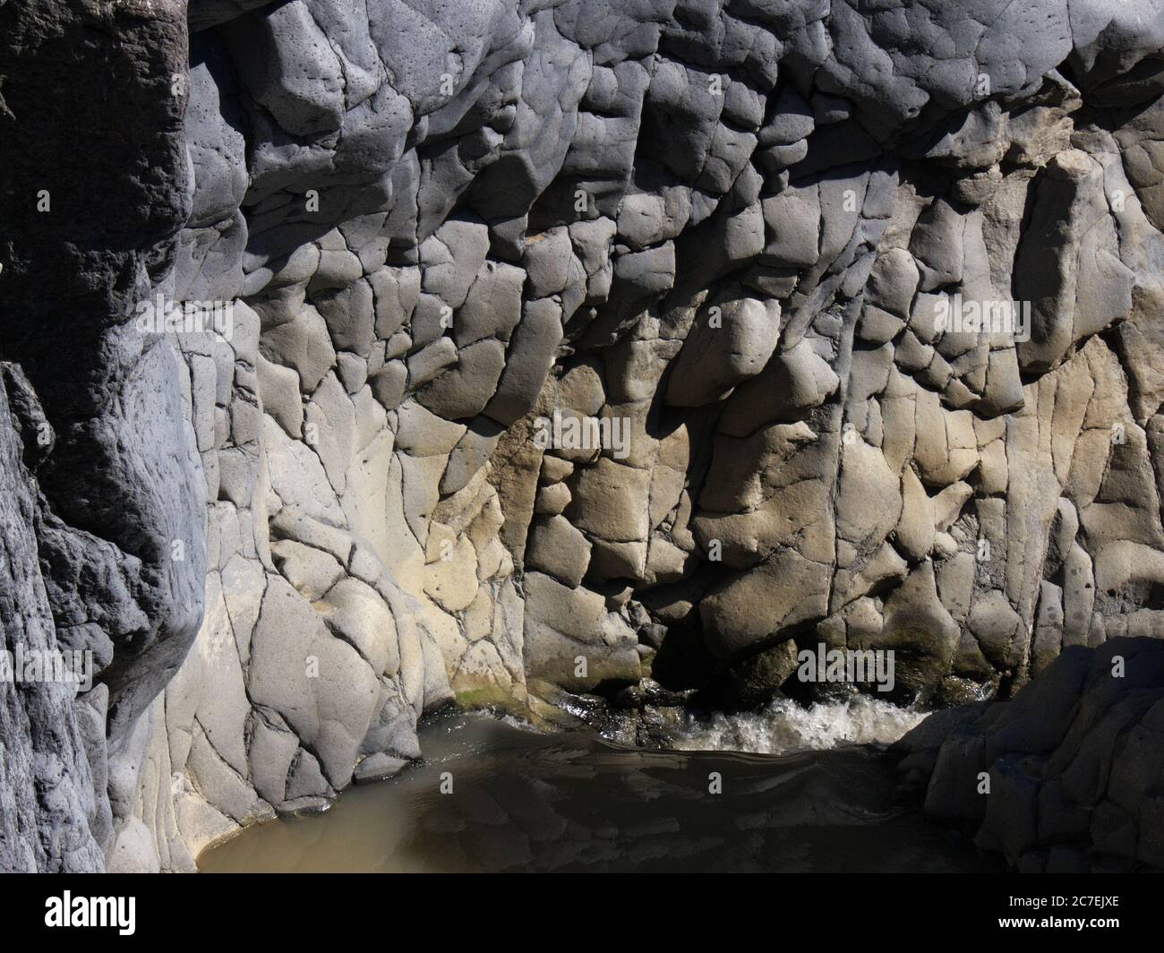 Felswand vulkanischen Schlucht entlang Simeto Fluss von Sizilien natürliche Wahrzeichen Stockfoto