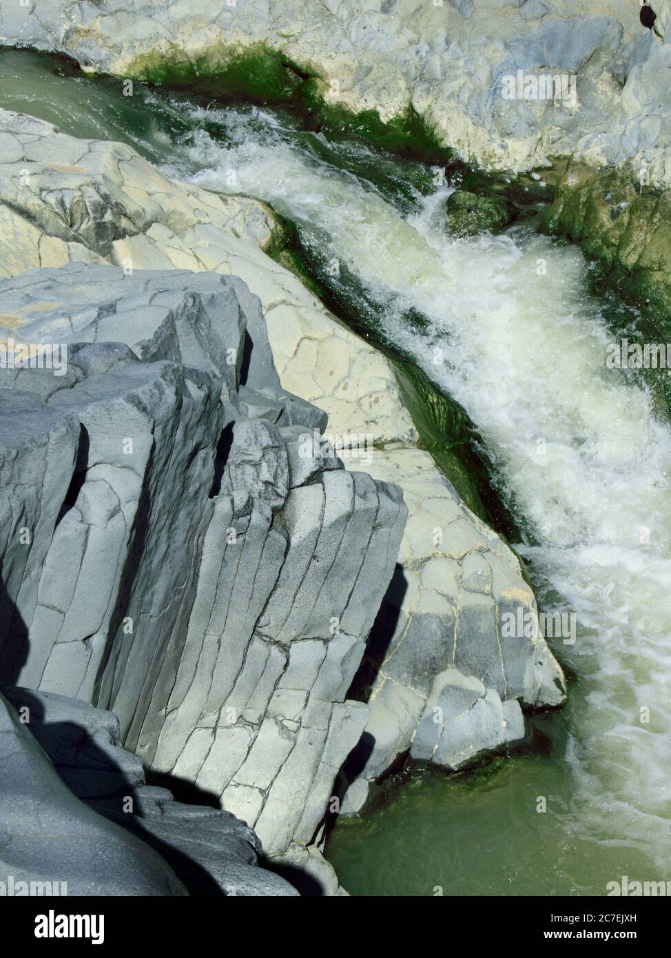 Der Simeto Fluss ist ein natürliches Wahrzeichen Siziliens: Das Wasser fließt auf vulkanischem Gestein Stockfoto