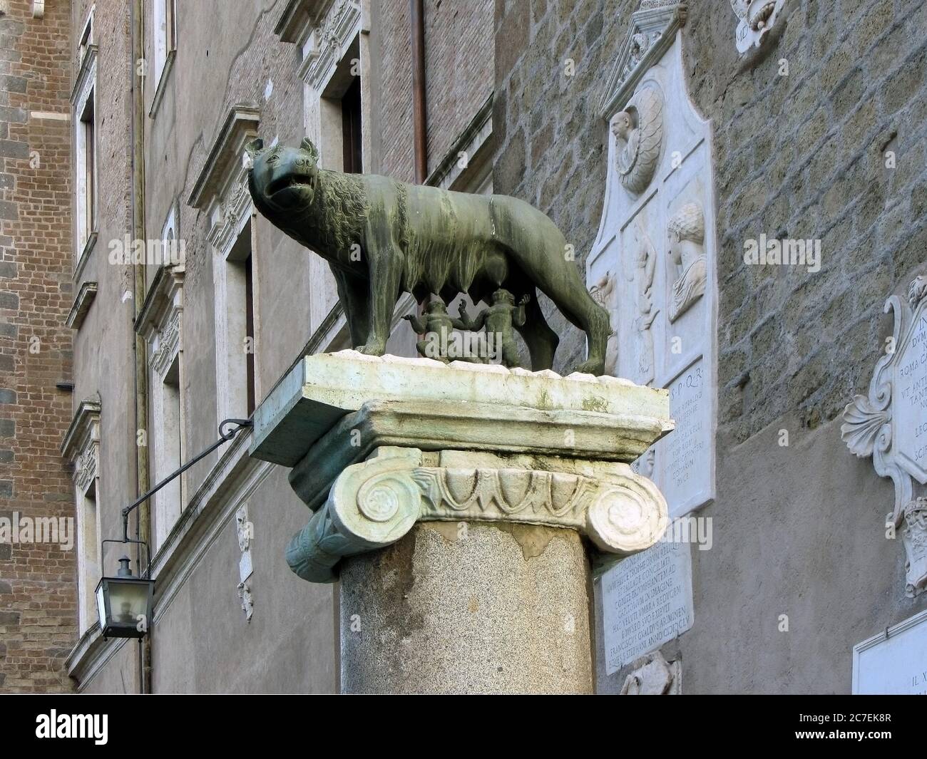 Skulptur einer Mutter-Wolf, die Romulus und Remus füttert, Rom, Italien Stockfoto