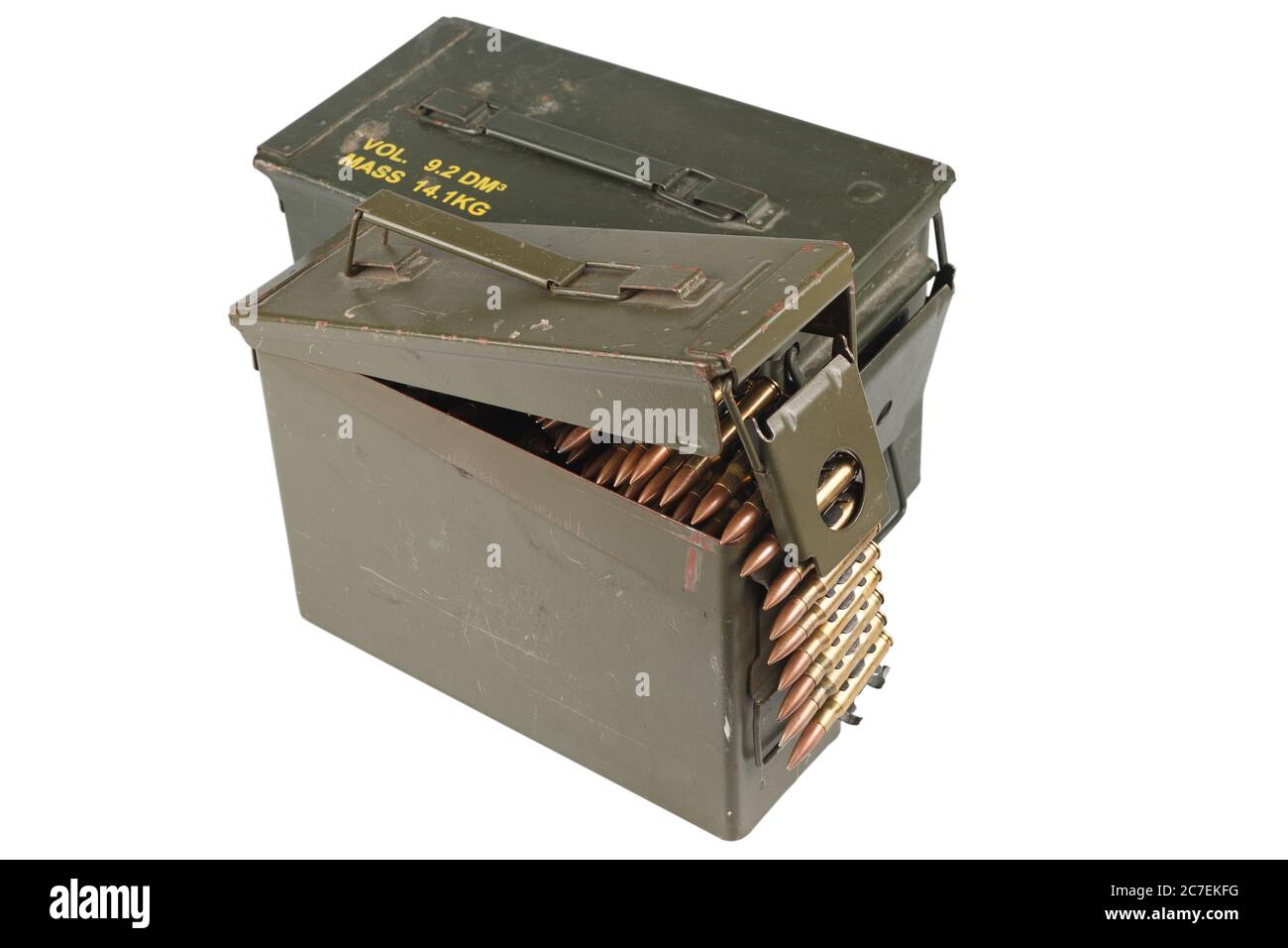 Munitionsdosen der Kaliber .50 und .30 mit Munitionsgürtel auf Weiß isoliert Stockfoto