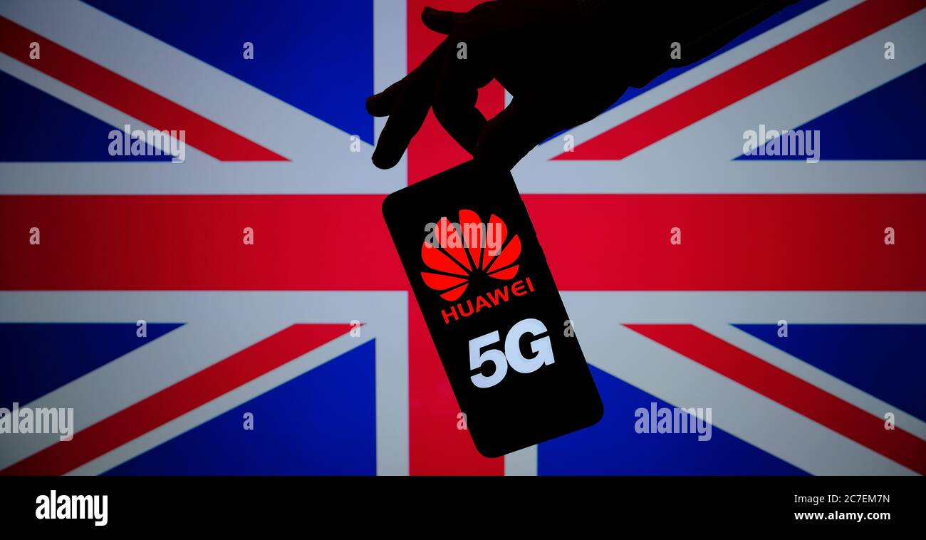 Stone / UK - Juli 16 2020: Huawei 5G Logo auf Smartphone-Silhourtte halten Sie in der Hand mit der UK verschwommene Flagge auf dem Hintergrund. KEINE MONTAGE, ECHTES P Stockfoto