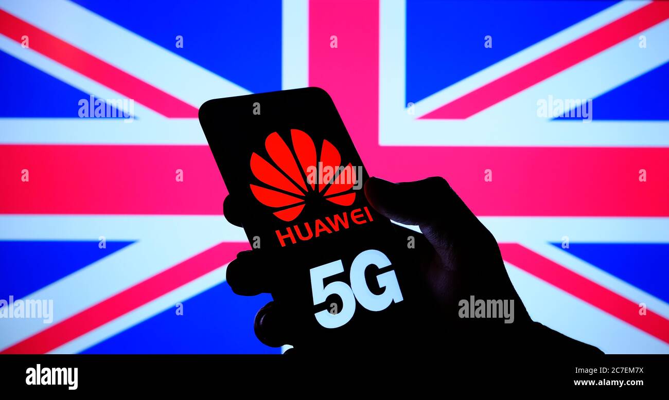 Stone / UK - Juli 16 2020: Huawei 5G Logo auf Smartphone-Silhourtte halten Sie in der Hand mit der UK verschwommene Flagge auf dem Hintergrund. Stockfoto