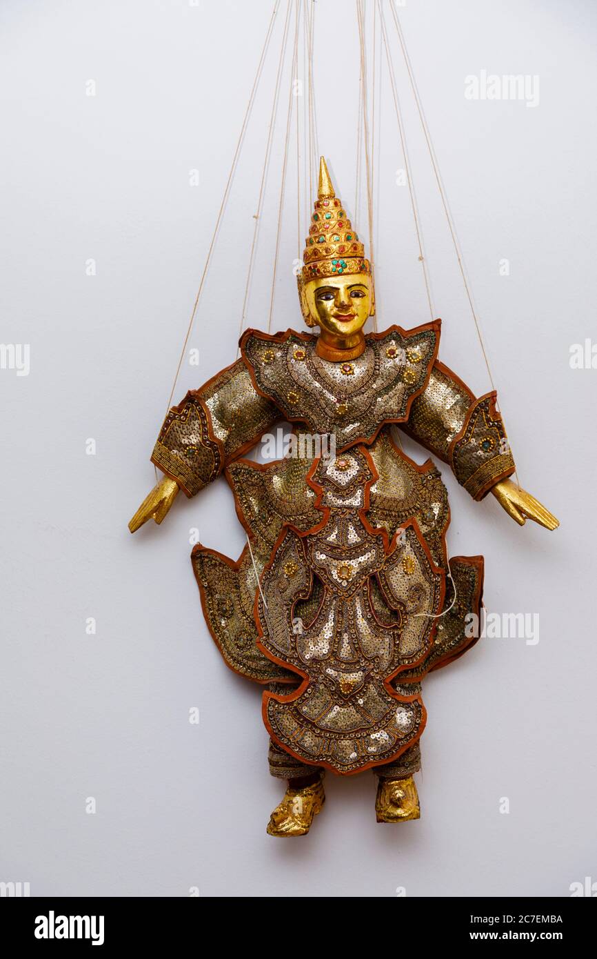 Eine traditionelle Pailletten goldene Königfigur Holzpuppe auf Saiten, ein Andenken an den Fernen Osten typisch für Bali, Lombok, Java und Indonesien Stockfoto