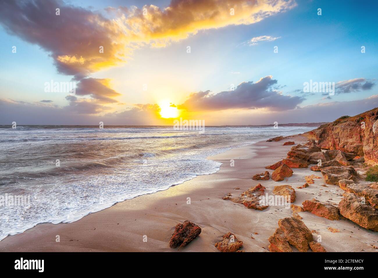 Dramatische Sicht auf den Sonnenuntergang am Strand Capo San Marco Oristano auf der Halbinsel Del Sinis. Lage: Cabras, Provinz Oristano, Sardinien, Italien, Europa Stockfoto