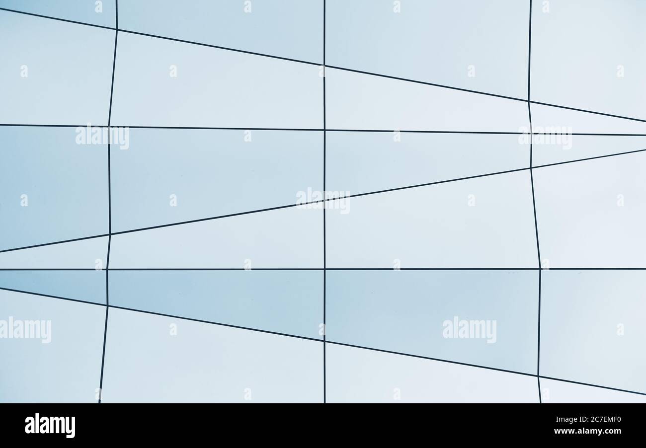 Horizontale Aufnahme des abstrakten modernen Musters auf einer Mall Die Mauer des Gebäudes in Italien Stockfoto