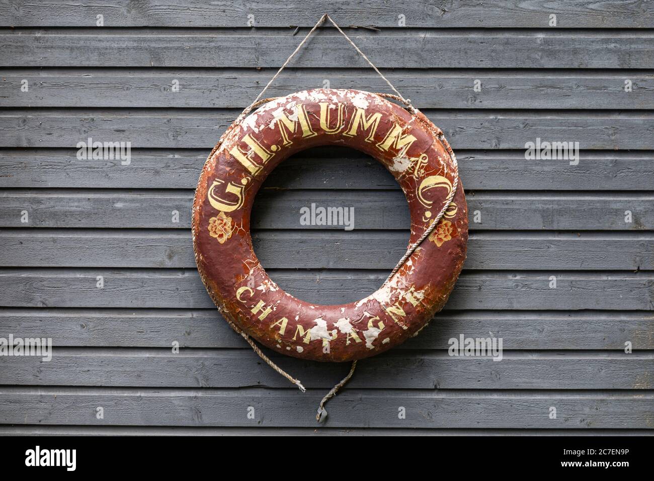 Vintage oder Retro Lebensretter mit Champagner Hersteller G.H. Mumm & Co. Werbung darauf Stockfoto