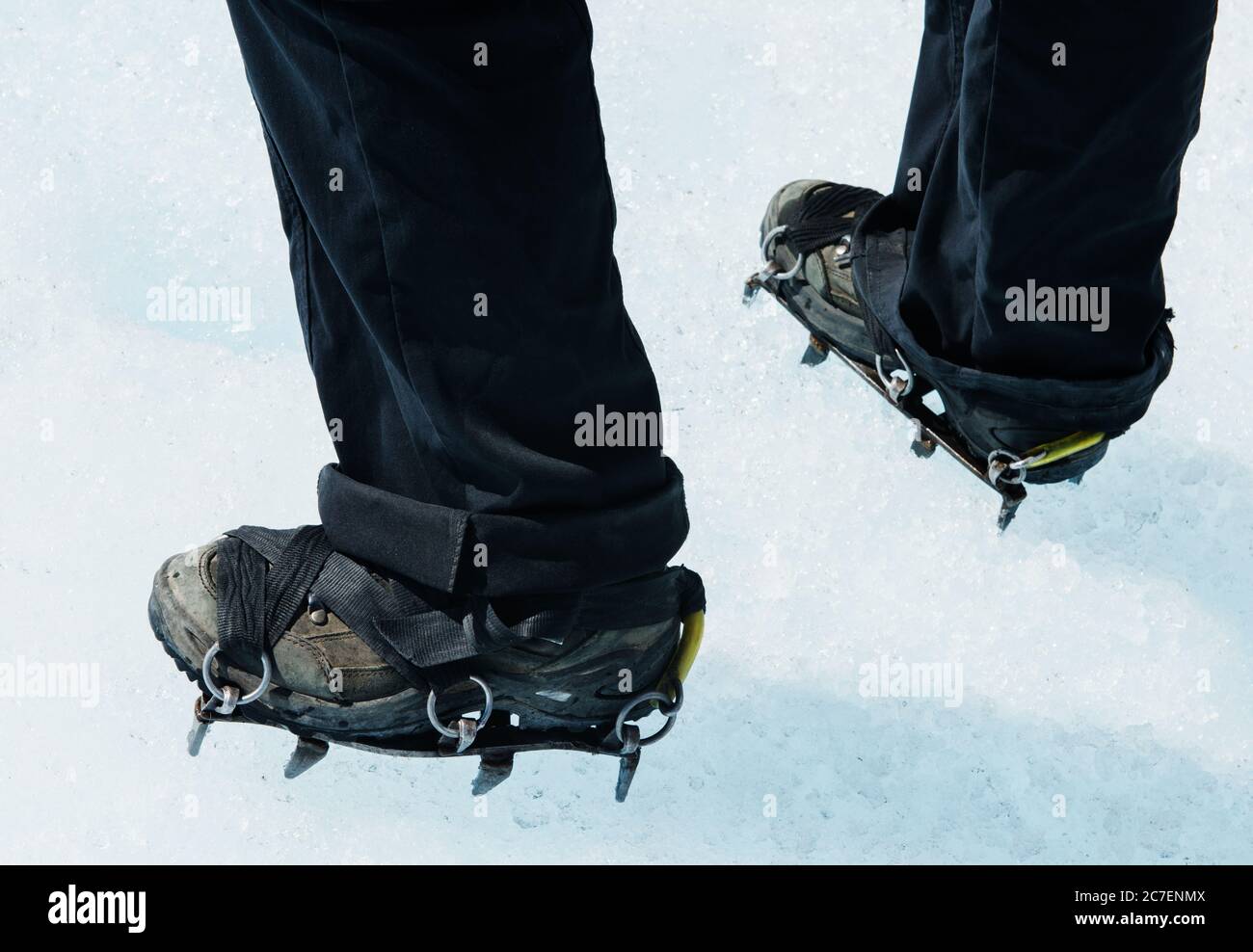 Wanderschuhe mit Steigeisen stehen auf dem perito moreno Gletscher, Argentinien, Patagonien, Südamerika Stockfoto