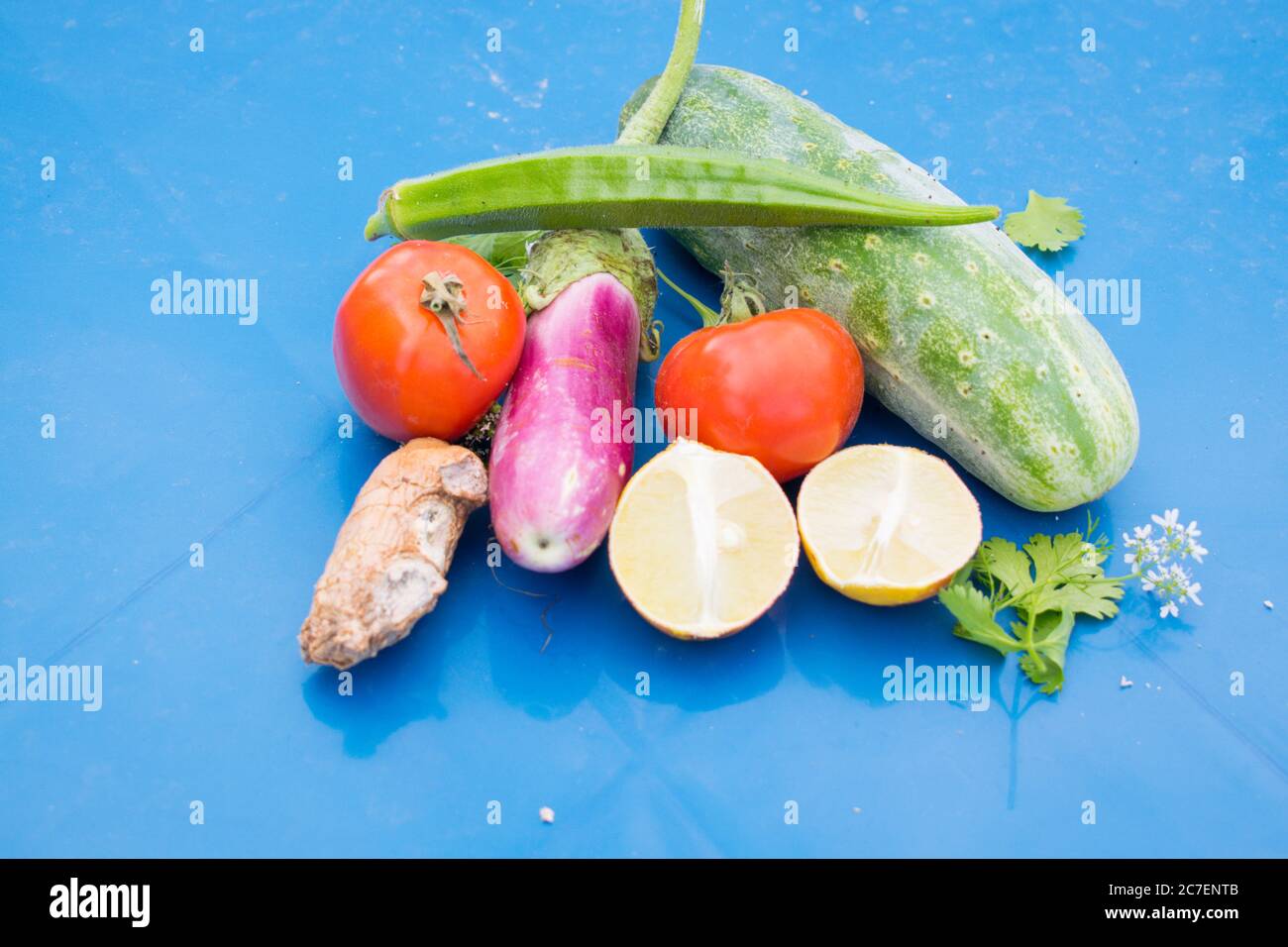 Vegane gesunde Ernährung Konzept für eine ballaststoffreiche Ernährung mit Gemüse. Lebensmittel mit hohem Gehalt an Antioxidantien & Vitaminen. Immunantwort. Flach liegend. Stockfoto
