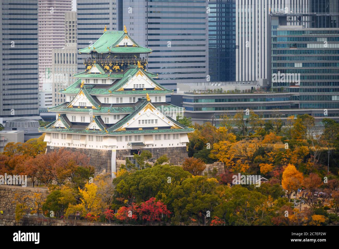 Schloss Osaka mit japanischem Garten- und Stadtgebäude Wolkenkratzer zur Herbstsaison in Osaka, Japan. Japan Tourismus, Geschichte oder Tradition Stockfoto