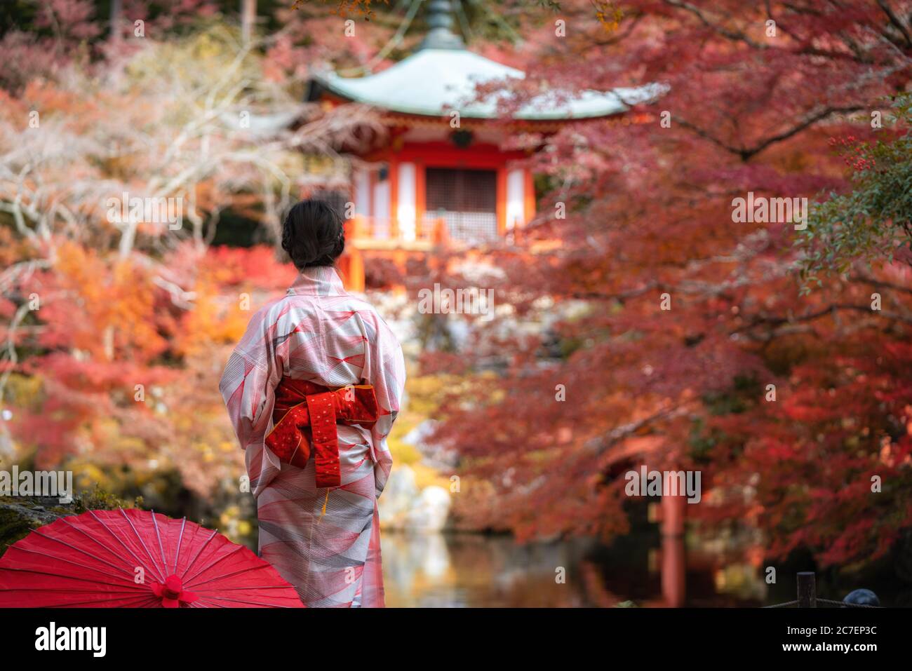 Junge japanische Mädchen Reisende im traditionellen Kiminokleid im Digoji-Tempel mit roter Pagode und rotem Ahorn-Blatt in der Herbstsaison in Kyoto, Japan Stockfoto