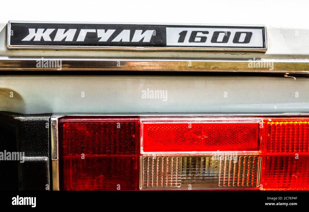 Rückleuchte und Markenschild des weißen Lada (Zhiguli) Pkw. Stockfoto
