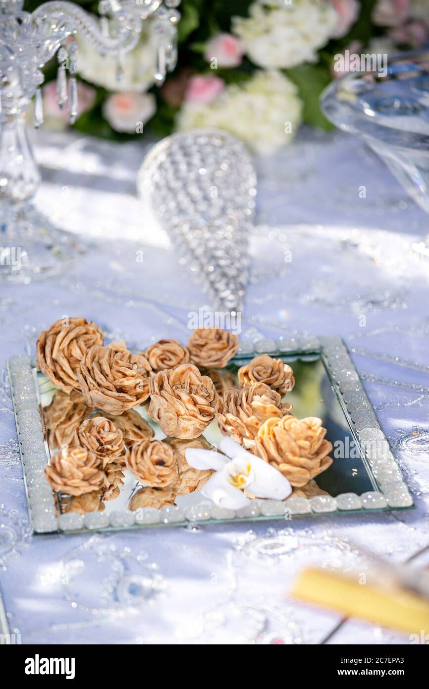 Traditionelle Einrichtung und Speisen aus persischer Hochzeitszeremonie Stockfoto