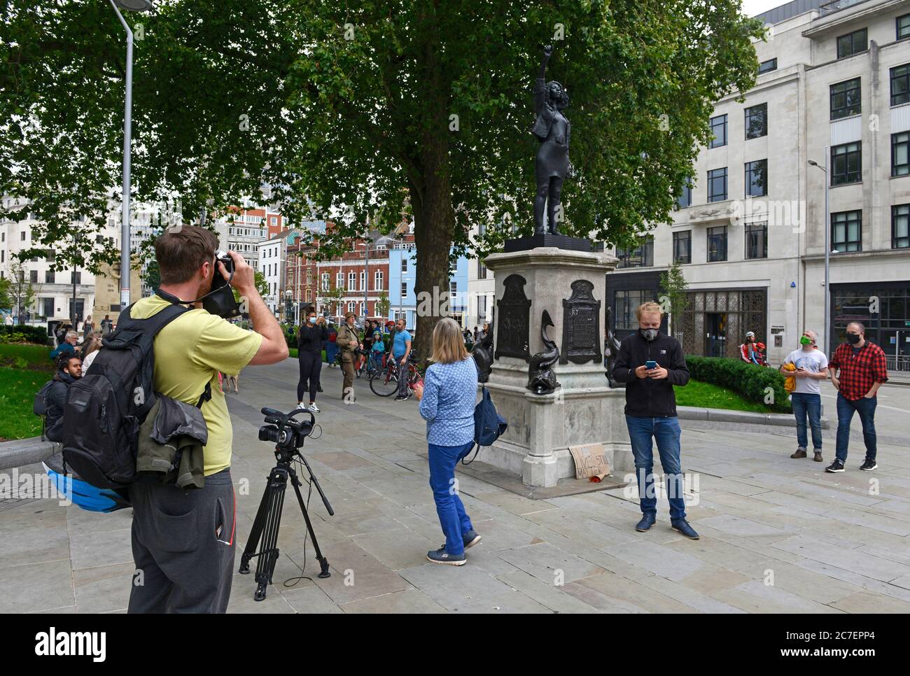 Die Statue "EINE Woge der Macht (Jen Reid)" steht auf dem Sockel, der seit 1895 in Bristol, Großbritannien, von Edward Colstons Statue besetzt ist, nur für einen Tag im Juli. Stockfoto