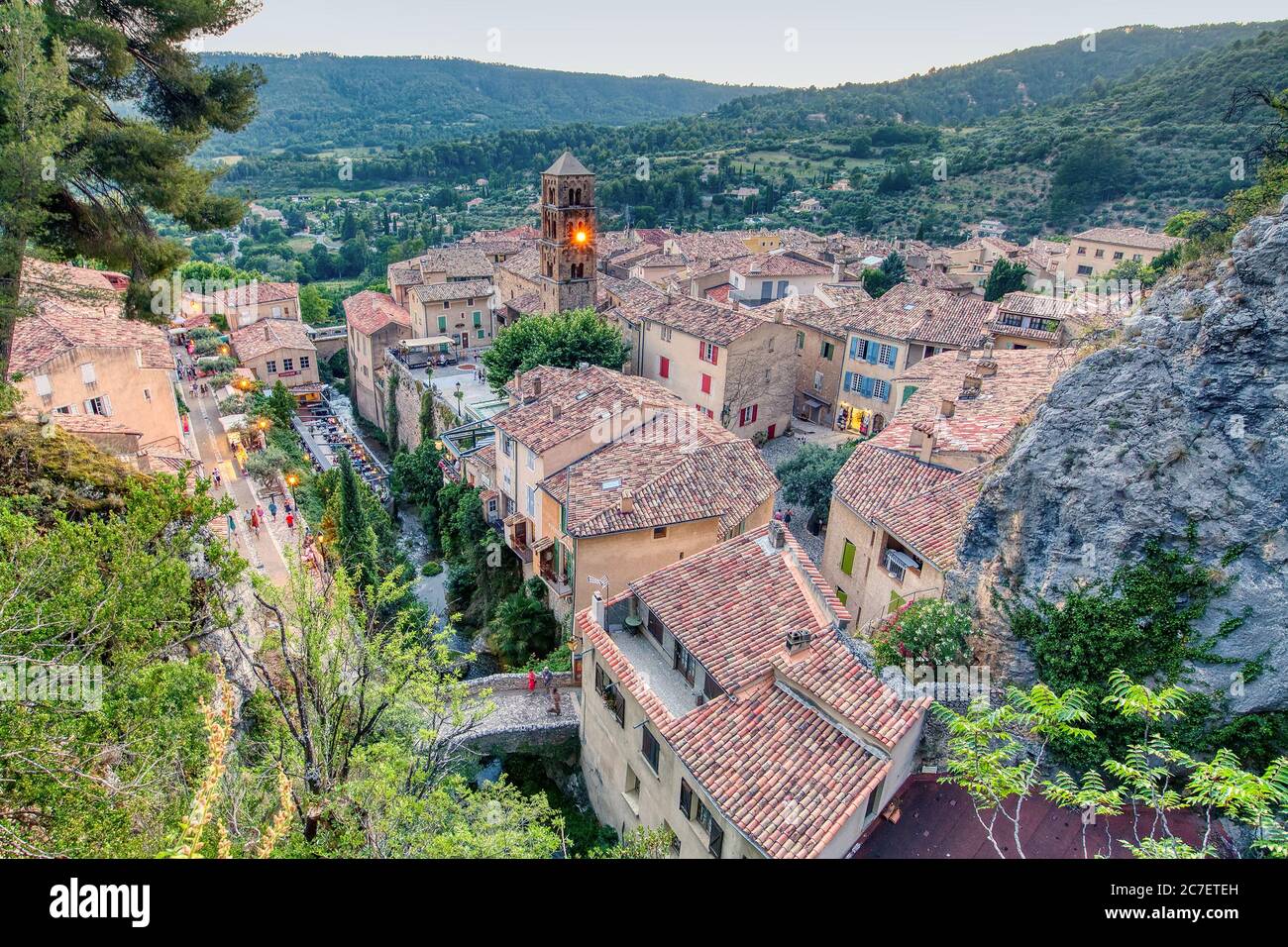 Dorf Moustiers-Sainte-Marie, Provence, Frankreich, Mitglied der schönsten Dörfer Frankreichs, Departement Alpes-de-Haute-Provence Stockfoto