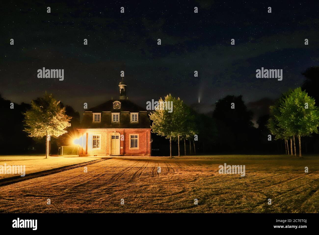 Neowise C/2020 F3 - Schloss Clemenswerth, Sögel im Emsland Stockfoto