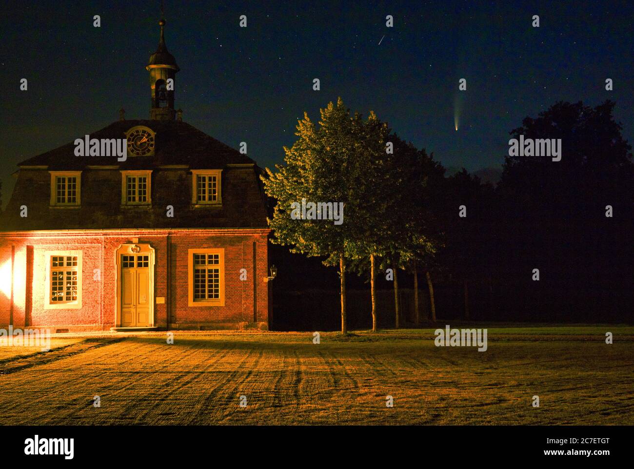 Neowise C/2020 F3 - Schloss Clemenswerth, Sögel im Emsland Stockfoto