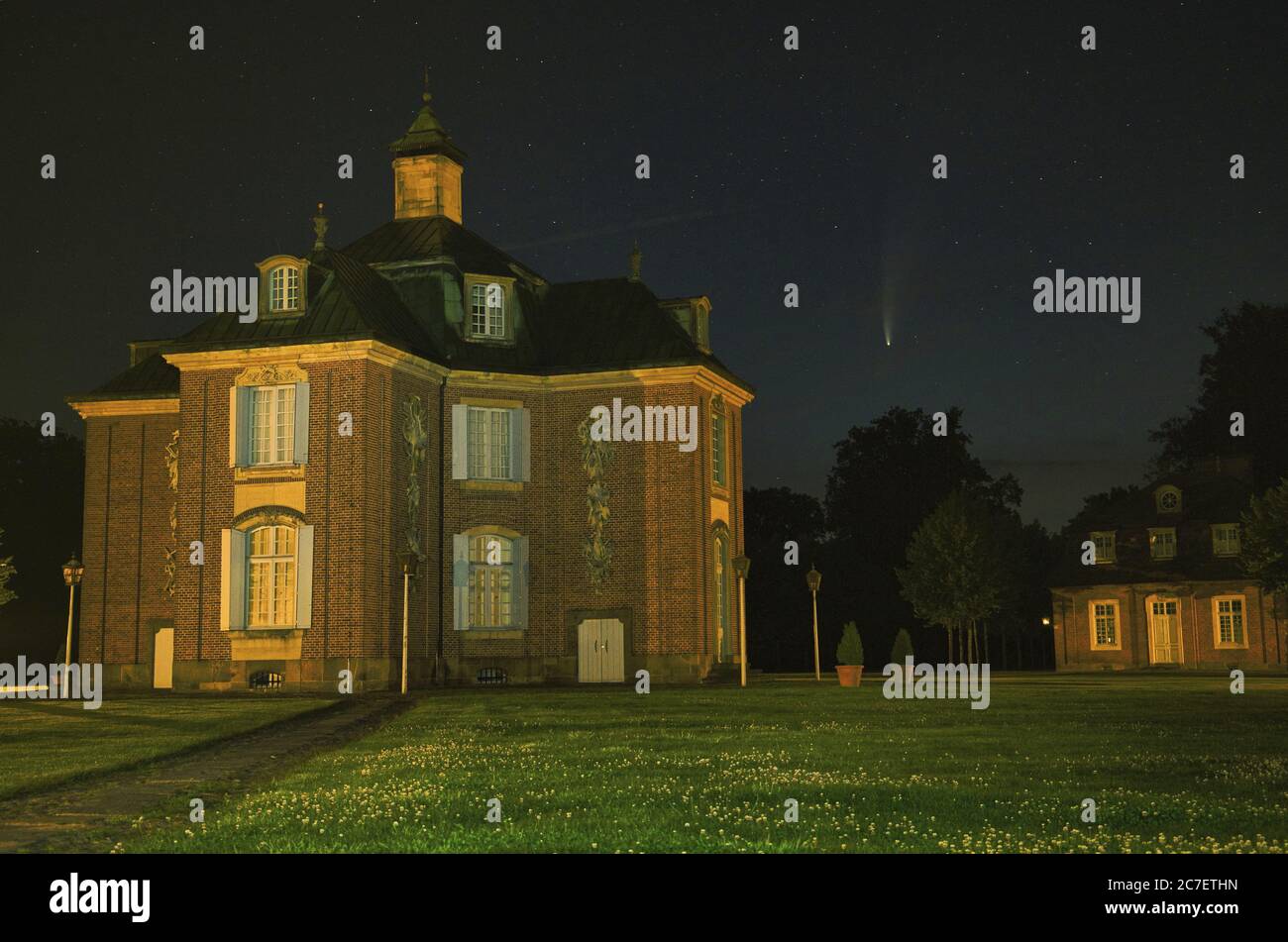 Neowise C/2020 F3 - Schloss Clemenswerth, Sögel im Emsland Stockfoto