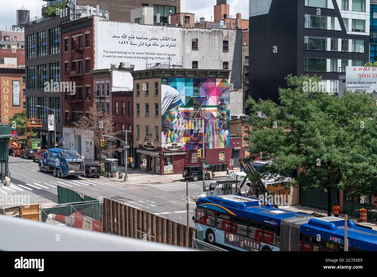 New York, USA. Juli 2020. Wandgemälde von Eduardo Kobra, das Mahatma Gandhi und Mutter Teresa vom High Line Park aus zeigt, während es mit begrenzter Kapazität für die Öffentlichkeit wieder geöffnet wird, nachdem es im März inmitten von Covid-19 vorübergehend geschlossen wurde. Park ist öffentlich, aber durch private Investitionen finanziert. Strenge soziale Distanzierungsregeln sind vorhanden und Besucher müssen im Voraus online ein kostenloses Zeitfahrkarte reservieren. Das Tragen einer Maske ist obligatorisch und grüne Punkte sind auf dem Boden sechs Meter auseinander platziert, um Besucher getrennt zu halten. Kredit: Pacific Presseagentur/Alamy Live Nachrichten Stockfoto