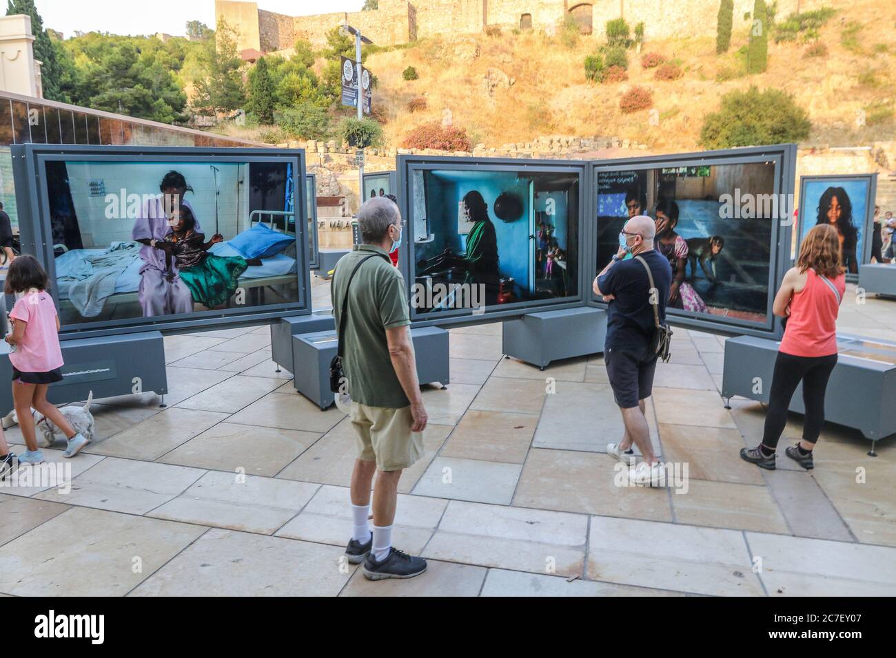 16. Juli 2020: 16. Juli 2020 (Malaga) Fotoausstellung in der Alcazabilla Straße, neben dem römischen Theater der Fotografin Cristina Garcia Rodero mit dem Titel Tierra de SueÃ±os gesponsert vom Caixa Forum Credit: Lorenzo Carnero/ZUMA Wire/Alamy Live News Stockfoto