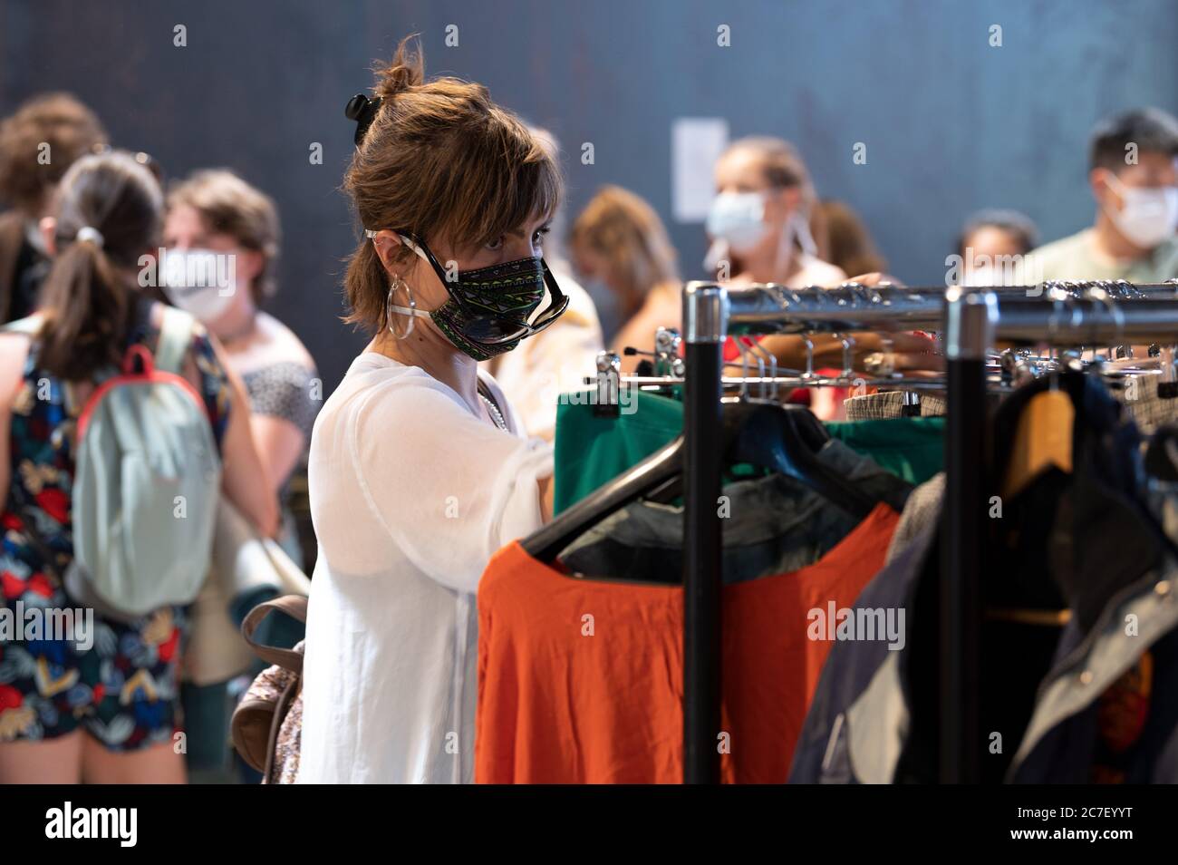 Lyon, Rhone Alpes Auvergne, Frankreich July 04 2020 : Neue Art, nach 19 zu konsumieren, um Kleidung im Kilo zu kaufen Stockfoto