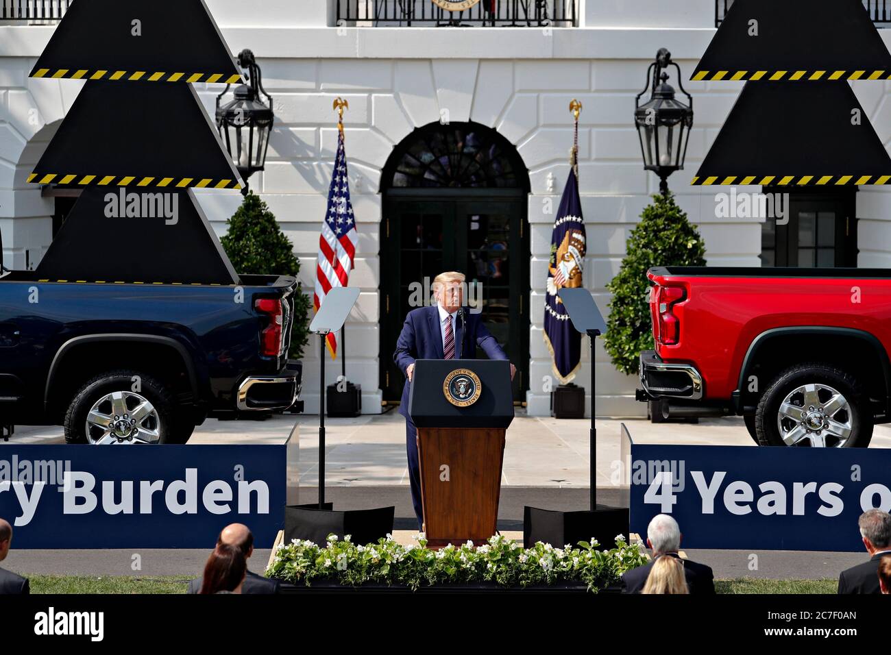 Washington, DC, USA. Juli 2020. US-Präsident Donald J. Trump spricht während einer Veranstaltung "Rolling Back Regulations to Help All Americans" auf dem South Lawn des Weißen Hauses in Washington, DC, USA, am Donnerstag, 16. Juli 2020. Russische Staatsinformationen hacken internationale Forschungszentren, die Rennen um einen Covid-19-Impfstoff zu entwickeln, sagten die britischen, US-amerikanischen und kanadischen Regierungen heute. Quelle: Al Drago/Pool via CNP, weltweite Nutzung Quelle: dpa/Alamy Live News Stockfoto