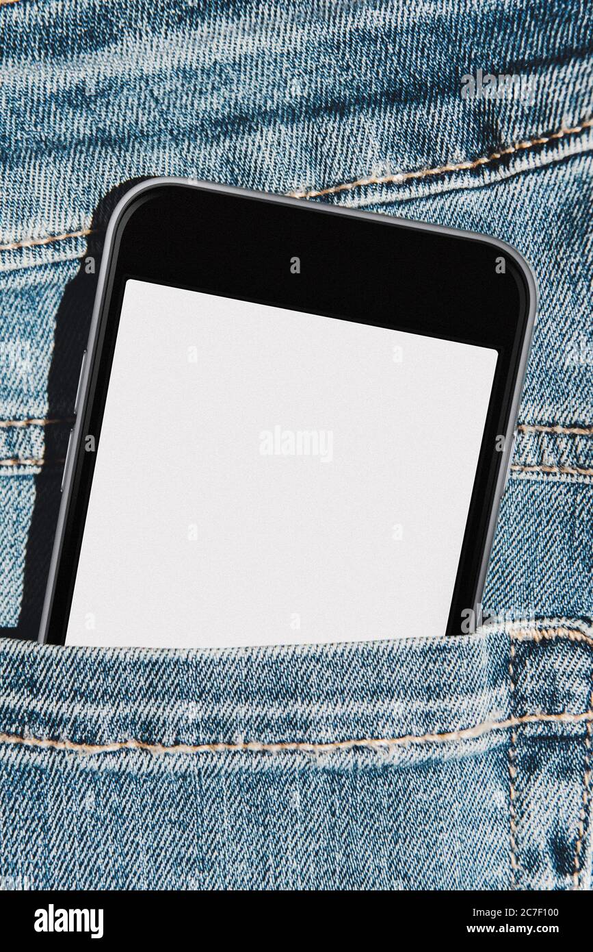 Handy mit leerem Mockup-Bildschirm in der Tasche der blauen Jeans Stockfoto