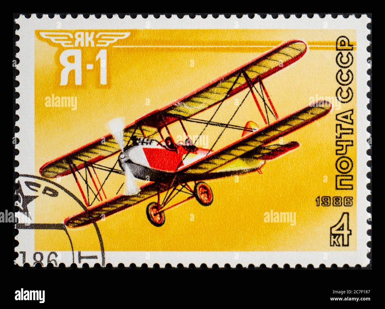 RUSSLAND, UdSSR - UM 1986: Eine Briefmarke aus der UdSSR mit dem Flugzeug Jakowlew Ya-1 Stockfoto